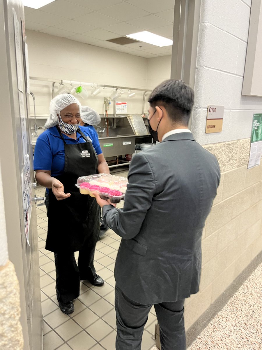 We want to thank all the beautiful hardworking ladies of Heights High School for all their effort. Happy Valentine's Day to the Heights staff.
🎩‼️🌹👉🏻