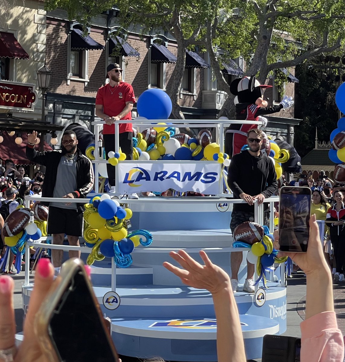 cesarjayr's tweet photo. I went to @Disneyland and I saw the #SuperBowl Champs - @CooperKupp @AaronDonald97 #MatthewStafford 🙏🥲 https://t.co/Hy7lifEW1n