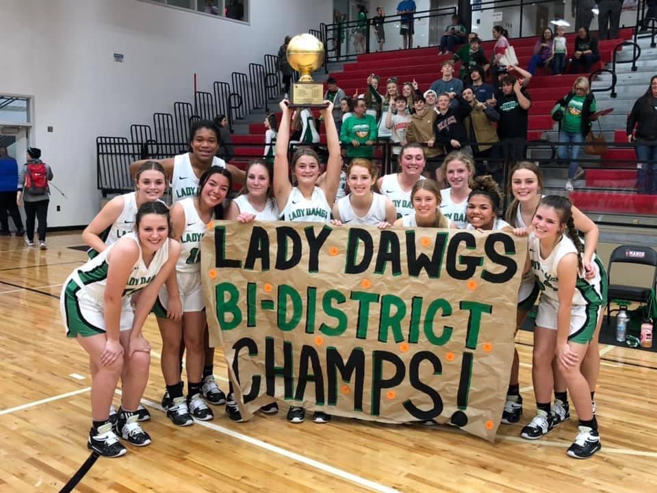 sydnegrace2's tweet photo. Couldn’t have done it without my team, coaches and family the past years…still not done yet!!💚 #1000points #bidistrictchamps https://t.co/KnmzHZxIfa