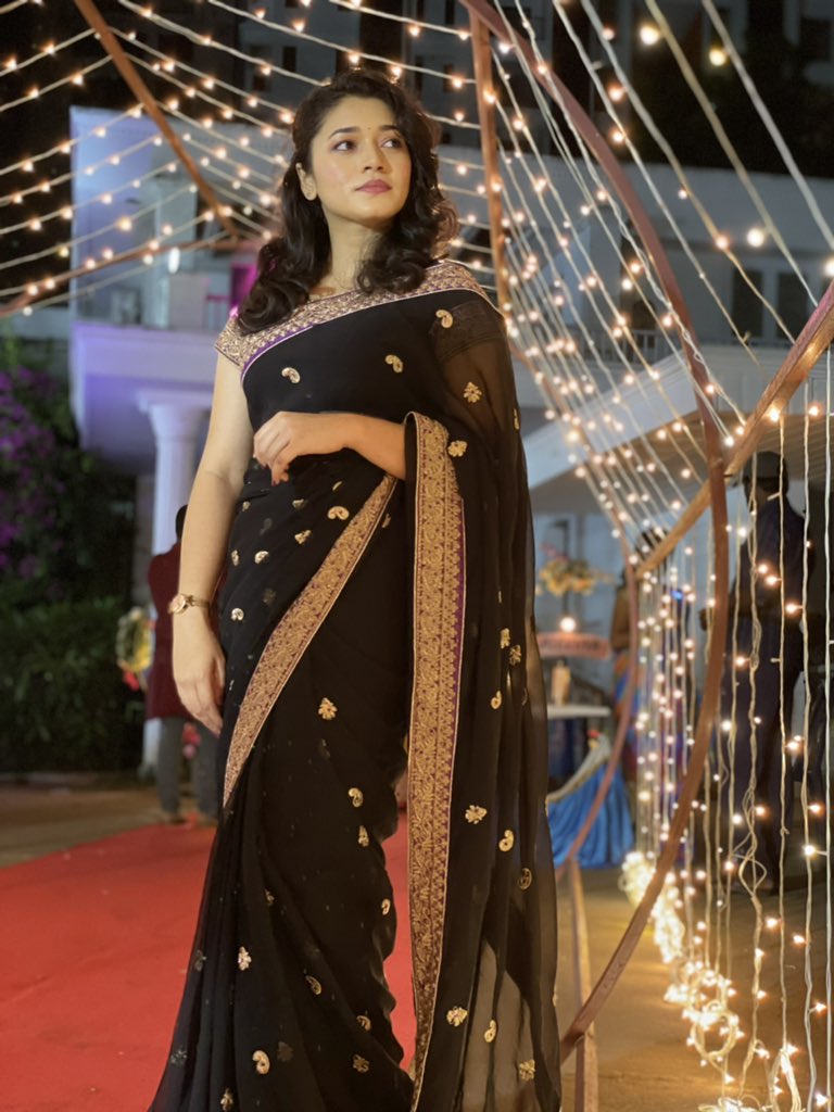 KavyaBellu's tweet photo. The Woman in black 😎

#woman #confidence #black #bellukavya #kavyabellu #TamilCinema #kollywoodactress #ActressesDuniya https://t.co/glfNJs5V12