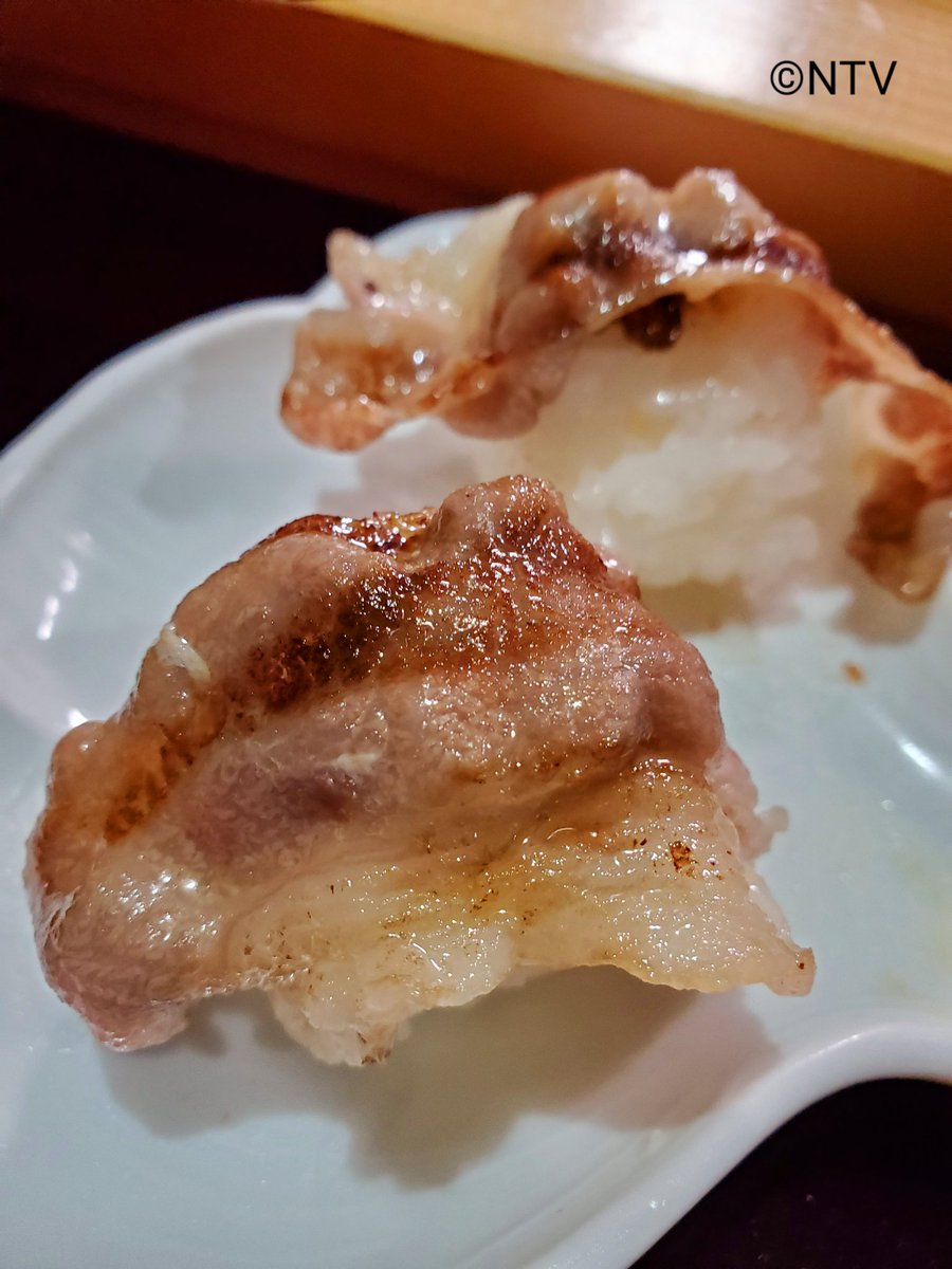 ZIP_asagohan's tweet photo. 【マーティン新うまいもんファイル201】
うまいもん探しの旅、今週は青森県から！

今日はニンニクの一大産地、田子町で「田子ガーリックステーキごはん」をいただきマーティン！
ニンニクを使った前菜に肉巻き寿司！目にもおいしい一品でした！

勇鮨さん、ごちそうさまでした！
#ZIPうまいもん
#青森 https://t.co/J9wxKqy8El