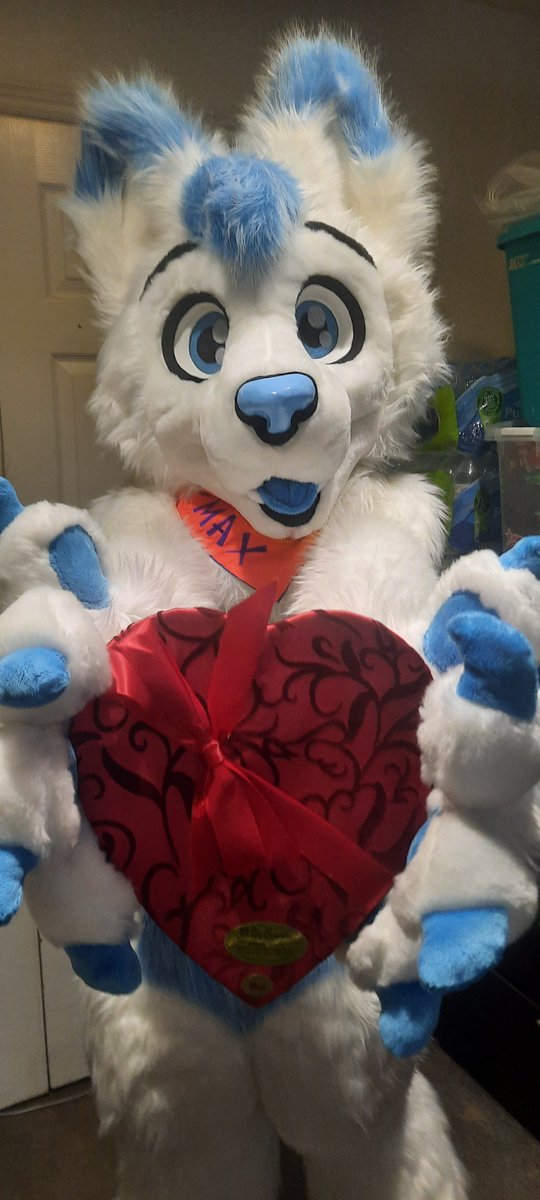 Happy #ValentinesDay2022 

Hope you all have a great one! And share the #Love

Remember to appreciate those closest to you! Let them know just how much you love them 💚

#Furry #fursuit