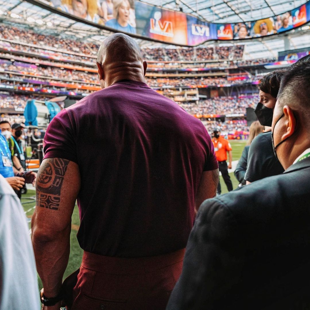 The Rock com Fã Brasileira e camisa Team Bring It com cores do Brasil