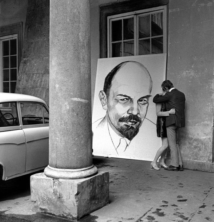 IconSocialista's tweet photo. Casal soviético demonstrando carinho em frente a um quadro de Lênin. Cracóvia, Polônia - URSS, 1970. https://t.co/6UYYegzv1p