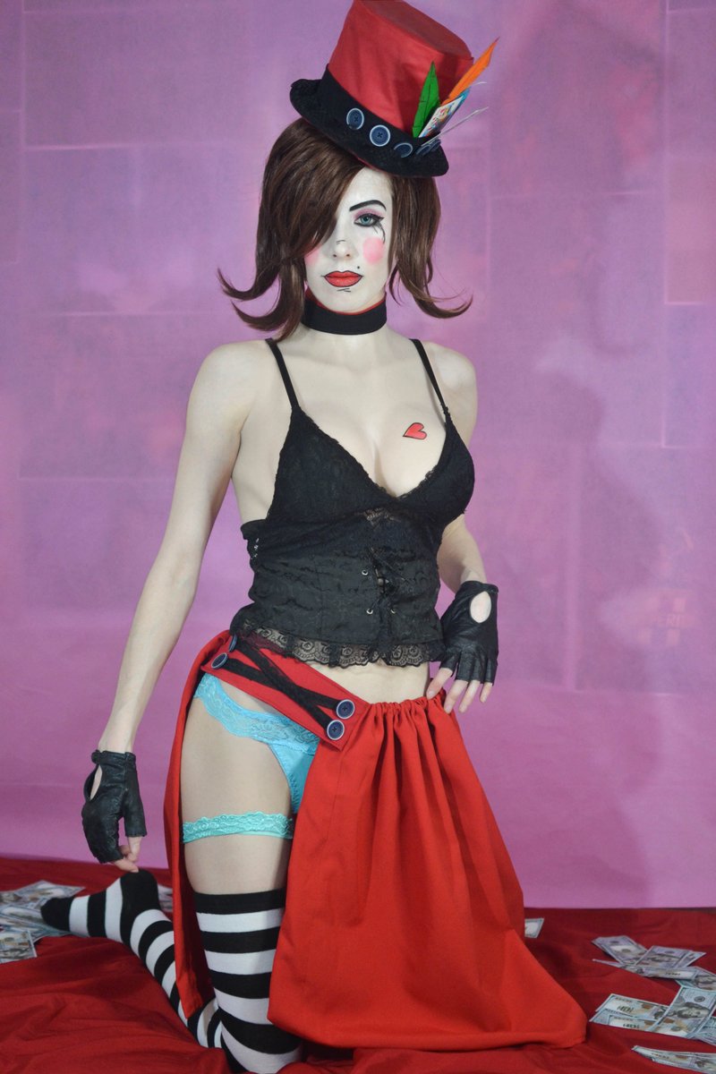 B4nditka's tweet photo. aaand more Moxxi 💋
#moxxi #moxxicosplay #borderlands #borderlands2 #moxximakeup #VelentinesDay https://t.co/uniicOFB6a