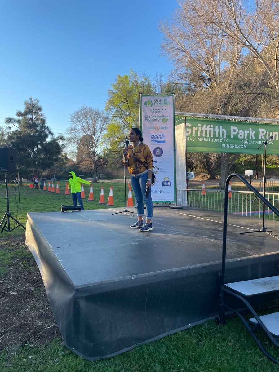 cd4losangeles's tweet photo. From kicking off the Griffith Park half marathon with our friends at w/ @LAPublicLibrary, to touring businesses in Studio City, to joining our hillside neighbors for a backyard chat, this weekend was full of reasons to love CD4. 💘 https://t.co/yRSsfbYHEy