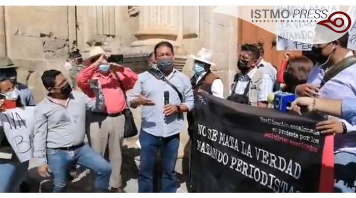 Istmopress_'s tweet photo. “Hirieron nuestro corazón, pero no nos callarán”: Periodistas oaxaqueños protestan contra el asesinato de Heber López Vásquez https://t.co/QPBXg4z3jL https://t.co/ttGiIzGXdy