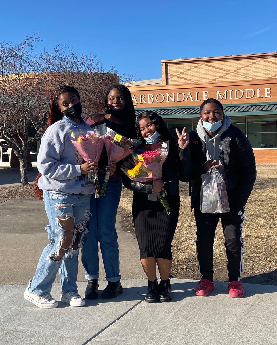 BAC_SIUC_'s tweet photo. What better day than today to put love into our community❤️ BAC, LAWC, &amp; Project love enjoyed the time spent with these astonishing young ladies and gentlemen! https://t.co/BpfEnSgo1B