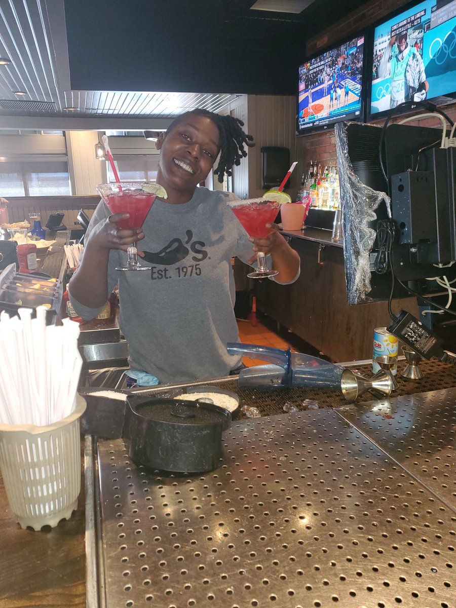 markschelsea3's tweet photo. Diandra serving up our monthly rita. #WeeksCupidBingo #chilisirving https://t.co/9DYa1dvrSV