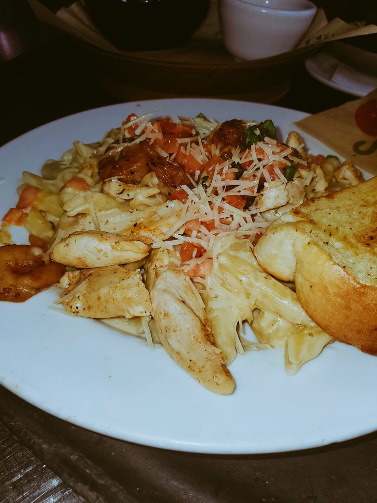 markschelsea3's tweet photo. Cajun chicken pasta with shrimp served right up! #WeeksCupidBingo #chilisirving https://t.co/zUJpGEP268