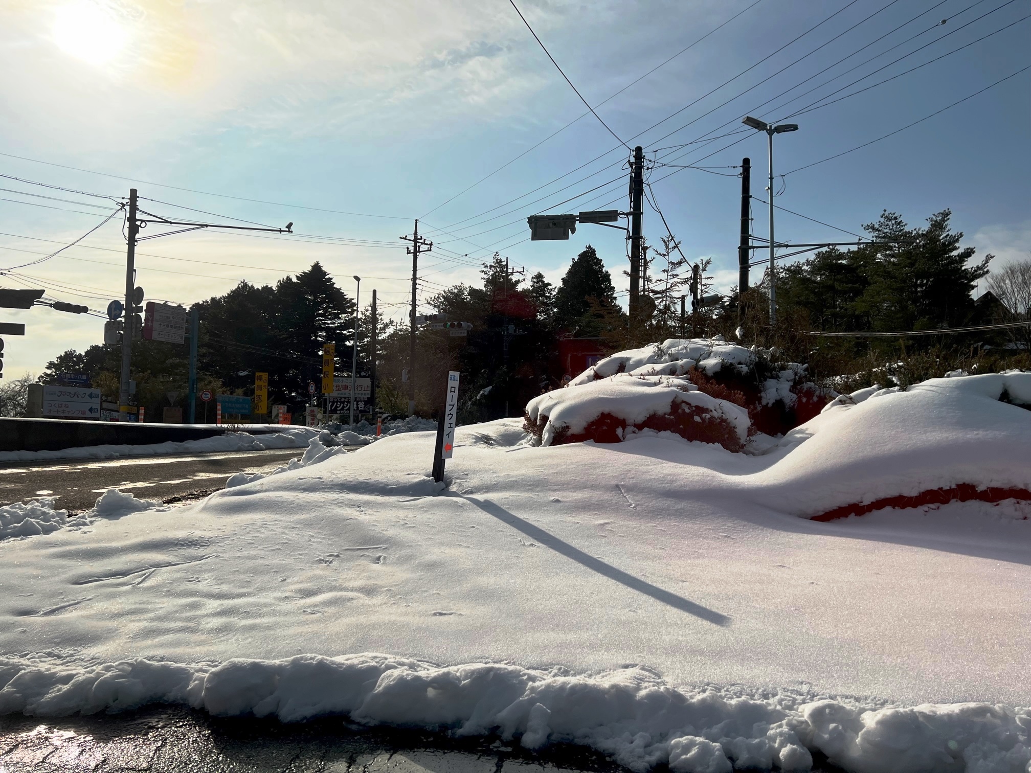 筑波山京成ホテル お知らせ ９時更新 道路状況 沼田 神社大鳥居 風返峠 つつじヶ丘以外は積雪凍結により引続き通行止め 上記ルート本線上には積雪はありませんが 冬用装備携行が吉 バス 筑波山シャトルバスは区間運休中 筑波山神社入口