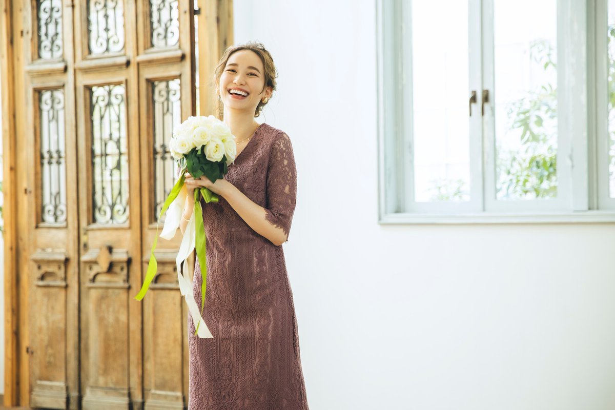 ＼アンティーク調レースドレス／
アンティーク調のレースを全体に使用したドレス👗
透け感が素肌をきれいに見せてくれて、エアリーな印象に✨
bit.ly/3GOQRD0
#レンタルドレス
#結婚式コーデ
#二次会ドレス
#オケージョンドレス
#お呼ばれコーデ
#お呼ばれスタイル
#二次会コーデ