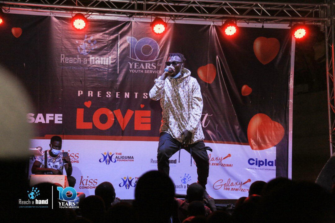 ibrahsula's tweet photo. But what’s a @reachahand outreach without Edutainment??? Must I tell you that twakikubye with the #SafeLoveUG concert oba nsirike? We are RAHU, #10AndBold celebrating 10 years of youth service. Thanks to our partners @kisscondomsug @GalaxyFMUg @nextradio_ug @CiplaUganda @AKF_EA https://t.co/cOyQ1663VG
