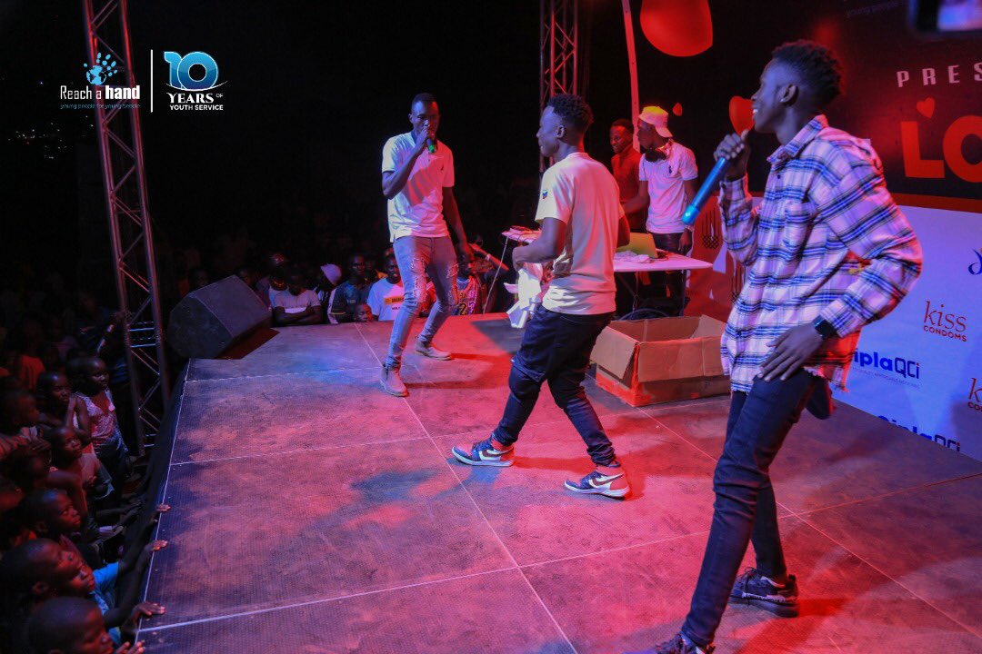 ibrahsula's tweet photo. But what’s a @reachahand outreach without Edutainment??? Must I tell you that twakikubye with the #SafeLoveUG concert oba nsirike? We are RAHU, #10AndBold celebrating 10 years of youth service. Thanks to our partners @kisscondomsug @GalaxyFMUg @nextradio_ug @CiplaUganda @AKF_EA https://t.co/cOyQ1663VG