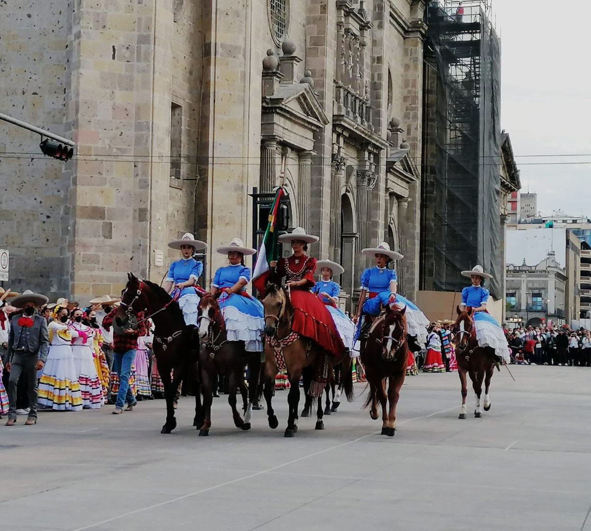 #14defebrero | Continúa la celebración de los 480 años de la fundación de #Guadalajara. En el Paseo Alcalde se realizan los Honores a la Bandera con integrantes del lienzo Zermeño y la Banda de Guerra de la Comisaría tapatía. 
#AniversarioGDL #FundaciónGDL