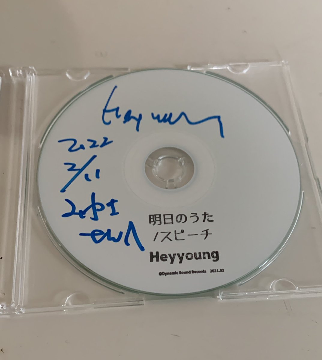 honeytrapmm's tweet photo. 先日行ったライブで買ったCDです。ばっちりサインももらっています。声が凄く綺麗なシンガーさんです。もちろんギターも素敵！
喋った時とのギャップが😆
いろいろ刺激を受けて、蜜toラップも4月からまたライブします！
#Heyyoung https://t.co/Cl8TJ9RqM0