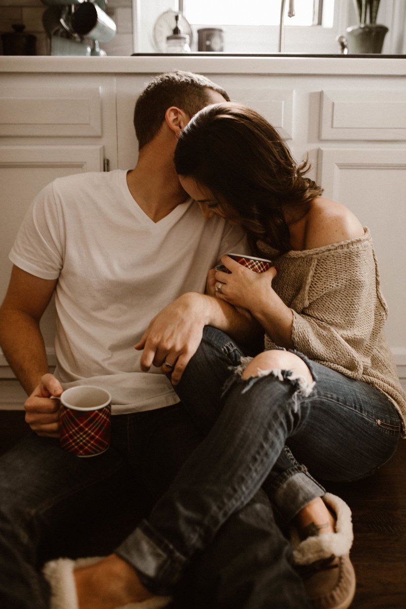 हाँ! रिश्ता है कुछ खास, तेरे मेरे बीच
नहीं कोई फ़रमाइश, तेरे मेरे बीच
जो मिल गया उससे, गुजारा कर लिया
नहीं कोई है चाह, तेरे मेरे बीच

#रवि💕से 
#शब्दनिधि