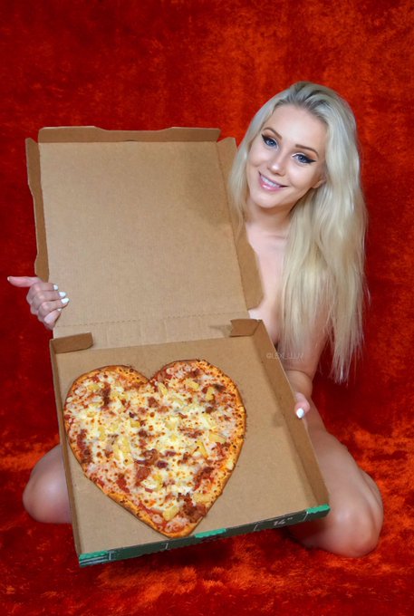 Would you break up with me if I brought home a pineapple pizza for Valentine&rsquo;s Day? https://t.co/zmC