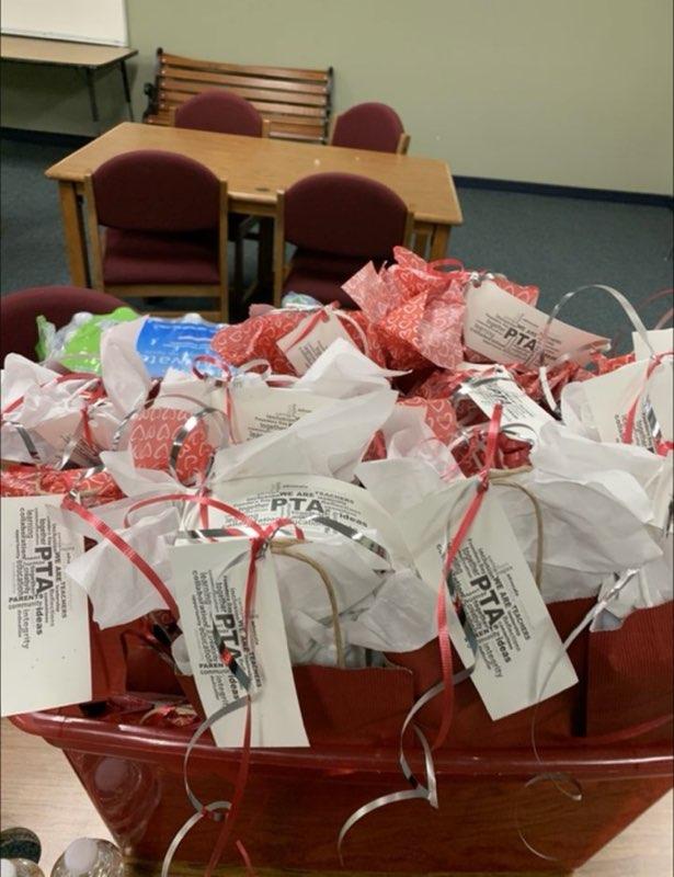 DeISD_PTA's tweet photo. Feeling the #LOVE at DeSoto West MS! 💛💚💛💚🥰
@DeSotoWest2 @HDWebbIII https://t.co/C2WxwLxVQi