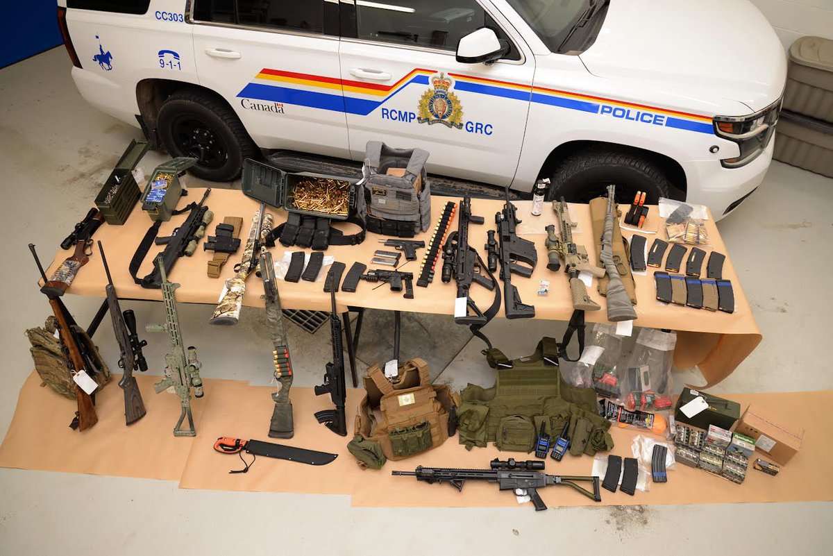 Une photo des armes saisies par la <a href="/GRCAlberta/">GRC Alberta</a> sur les lieux du blocus au poste frontalier de Coutts: 

13 arrestations au total à Coutts (12 en lien avec cette saisie d'armes et une 13e pour une autre affaire d’un véhicule qui aurait foncé vers une voiture-patrouille)