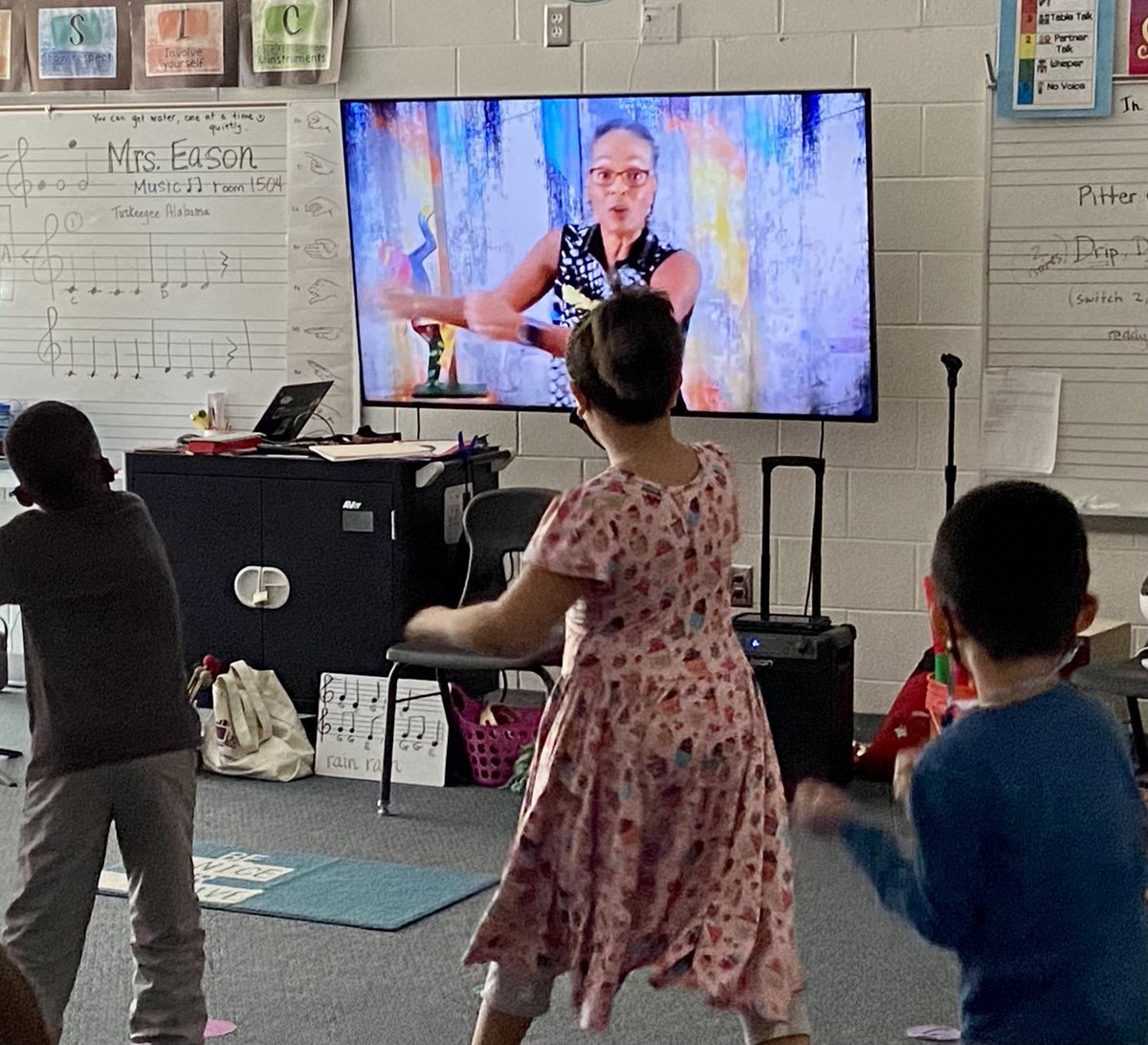 What a treat to have Linda Gorham at Pleasant Grove!  Students ❤️’d laughing and moving with her amazing stories. ⁦<a href="/PGES_PTA/">Pleasant Grove PTA</a>⁩ ⁦@UnitedArtsCounc⁩ <a href="/arts/">Arts</a>