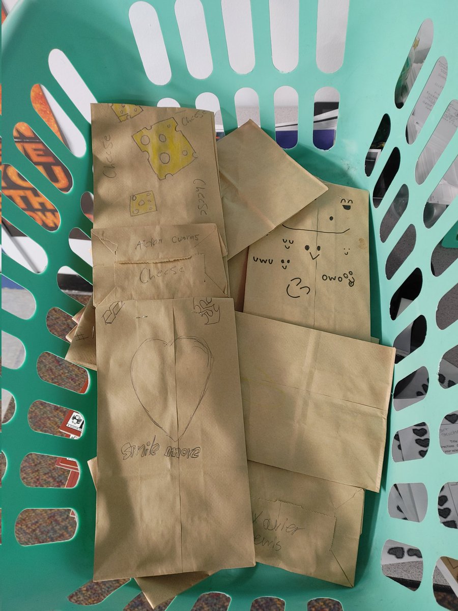 MsKinghasClass's tweet image. We don&apos;t do a Vday&apos;s party, we do a kindness party. Instead of a class generic Valentine cards that will get thrown away, inside of these bags are a handful of kindness notes students wrote to each other with heart filled messages. They loved it!