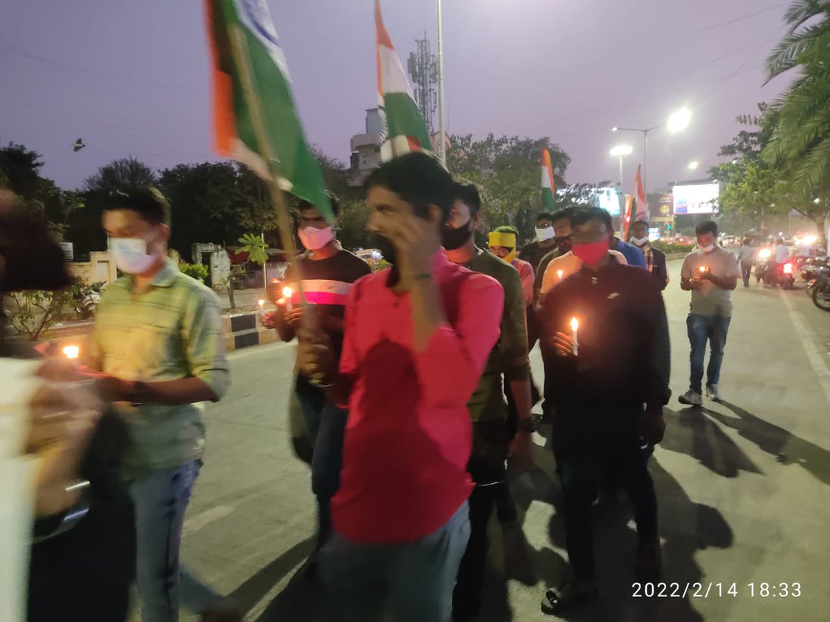 dinkesh_mohurle's tweet photo. कुछ लोग झूठी श्रद्धांजलि देते हैं, सही में देश के  लिए अगर जीते हैं तो #SSCGD2018 के युवाओं का नियुक्ति का मुद्दा उठाये ये युवा #CRPF में जाने के लिए सभी चरण पास हैं!
#PulwamaAttack  में शहीद हुए वीरों को मैं श्रद्धांजलि अर्पित करता हूँ! 🙏🇮🇳 @Vishallandge199
@nitin_gadkari https://t.co/LX66dyI8Tc