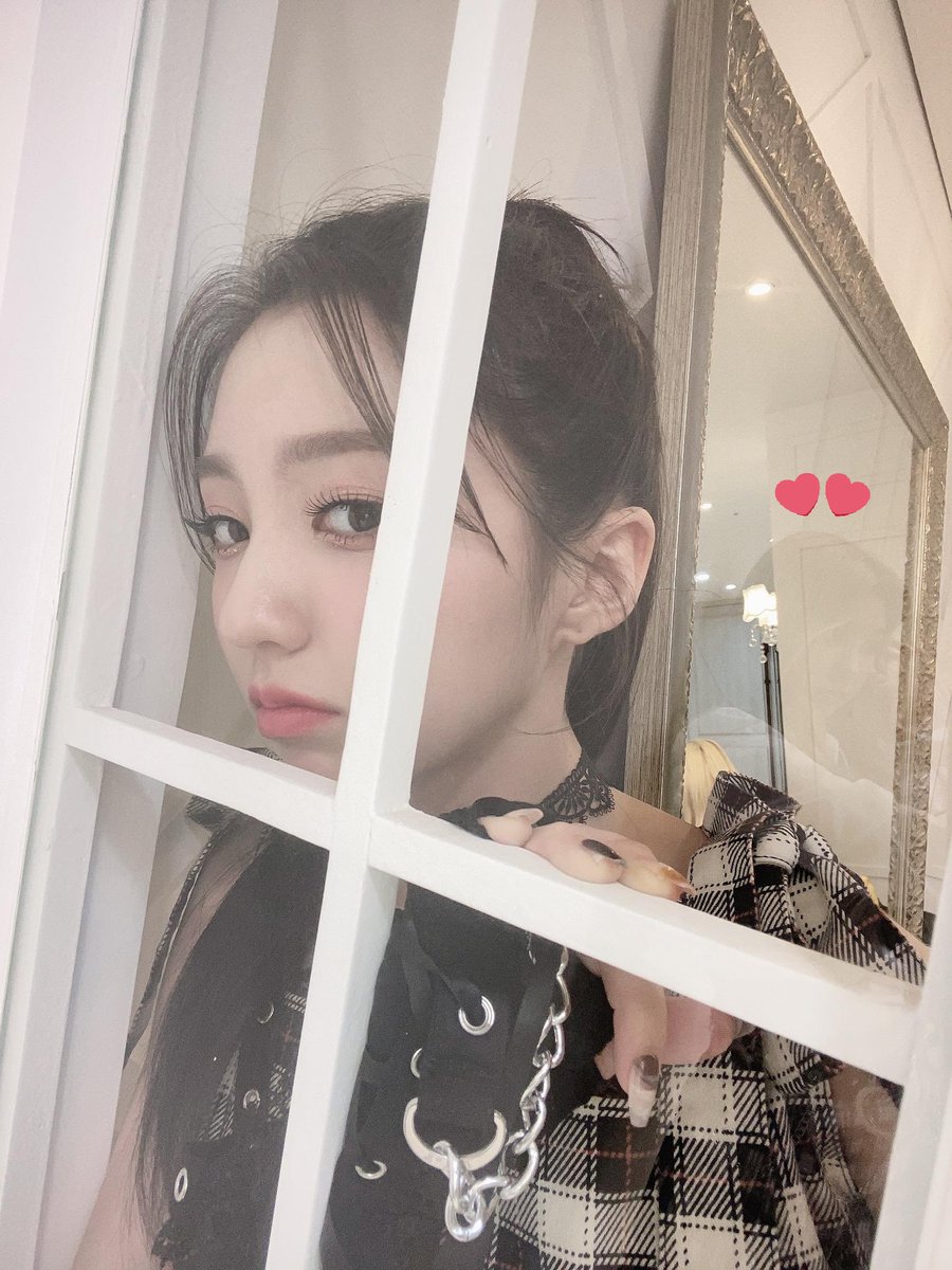 dayeonade's tweet photo. omg this was the dayeon caught in reflection on yeseo's post 😭 https://t.co/UNp63ejSRt