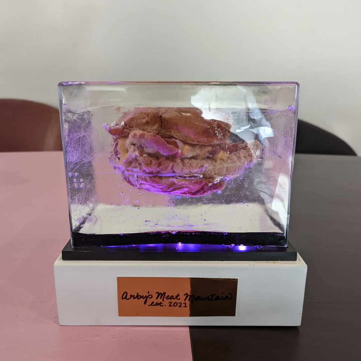 theh3podcast's tweet photo. Resin Burger Update #3

9 weeks in and no trace of mold, stay tuned for more resin updates!🧊🍔 https://t.co/wpV0rga1y5