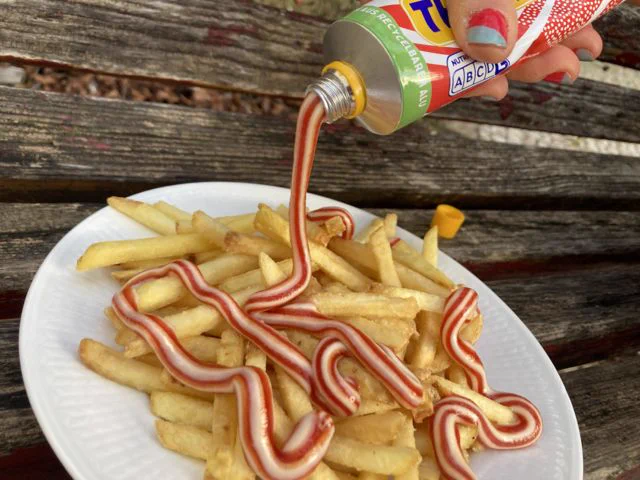 フライドポテト用！マヨネーズとケチャップを一緒にかけられるチューブw