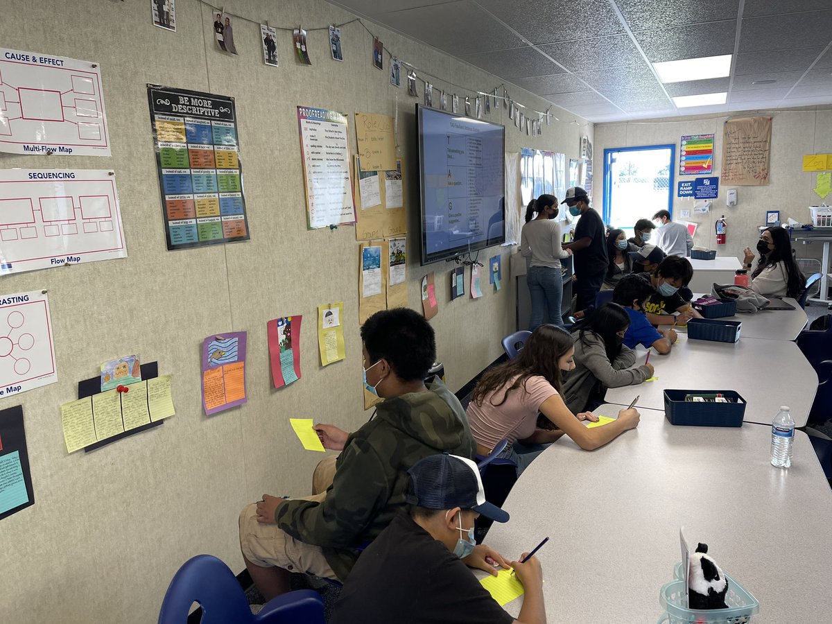 The EL kiddos did an amazing job with their Gallery Walk. 

Sts began assignment with a squiggly line, turned that into a drawing &amp; wrote stories about their drawings. 

Today they had to read their classmates stories &amp; add comments. #PROUD

<a href="/TUSDthrives/">TUSDthrives</a> <a href="/HewesTUSD/">Hewes Middle School</a> <a href="/TUSDschools/">Tustin Unified</a>