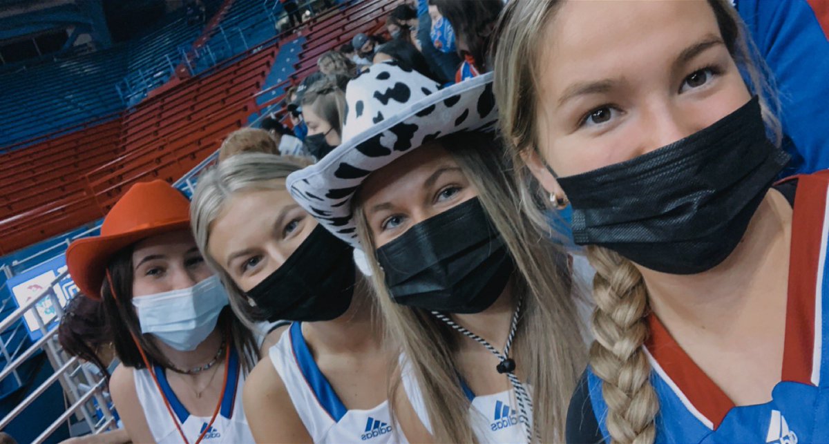 kamiczech's tweet photo. SAVE A HORSE RIDE A COWBOY #kufanpix https://t.co/2tfgJ9V4bl