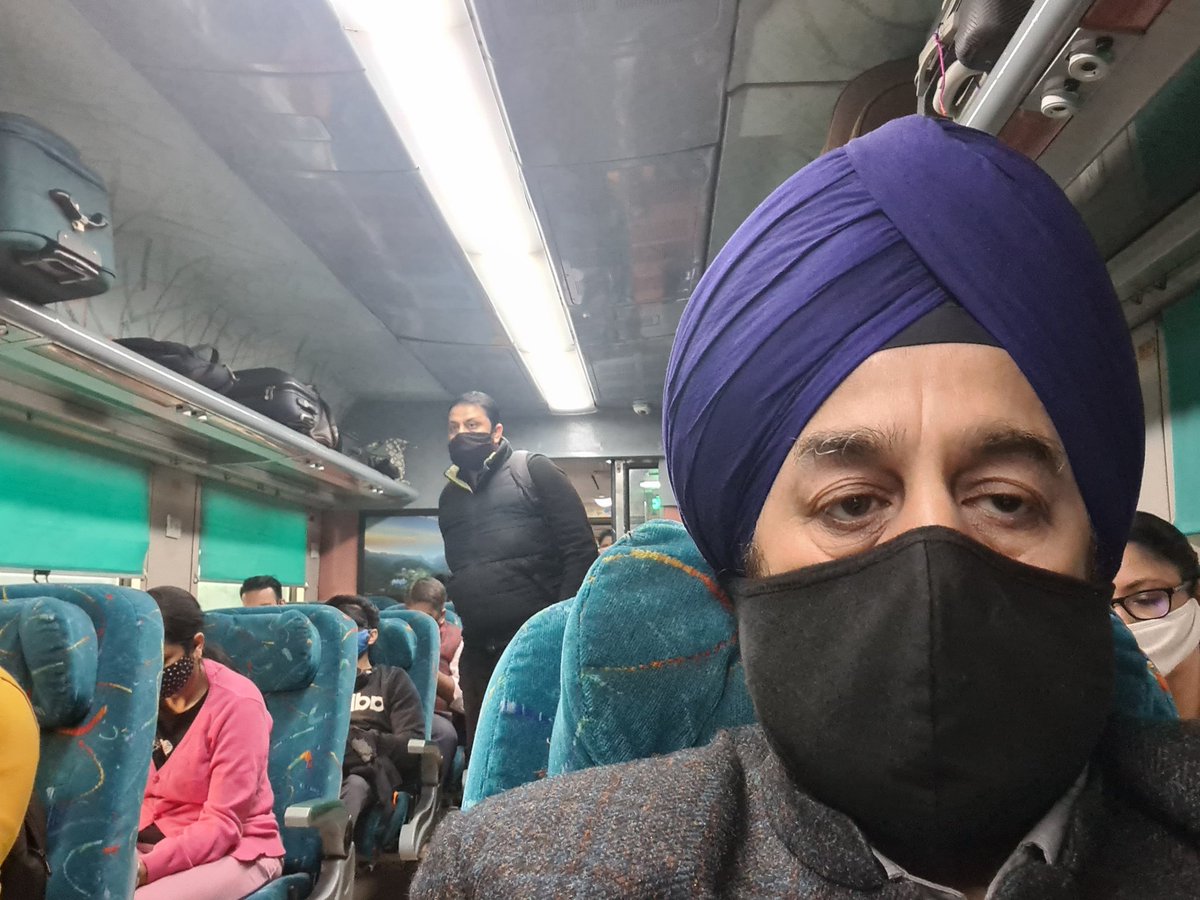 rpsinghkhalsa's tweet photo. It is since my childhood I have been traveling by train and board the train from Paharganj side of the New Delhi Railway Station &amp; since than the entry has stayed chaotic, will @dtptraffic along with @RailMinIndia try &amp; find a solution to this chaos.
@AshwiniVaishnaw https://t.co/toQTfClZwJ