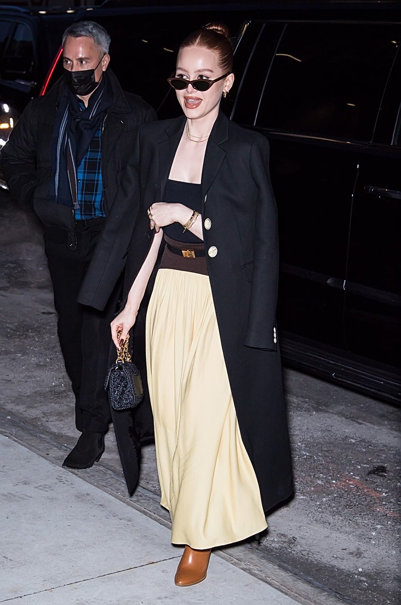 midiasmpbr's tweet photo. 📸 Novas fotos da Madelaine Petsch deixando o desfile da Tory Burch em New York hoje (14). Confira mais em: https://t.co/H93PY0P5qo https://t.co/6Pb7weEMjJ