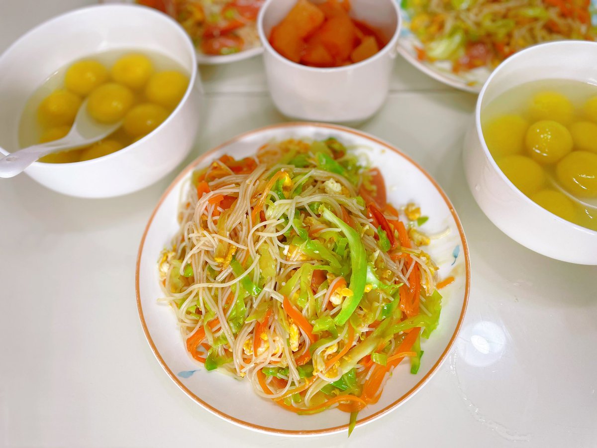 wumiwu1's tweet photo. #Breakfast 
#元宵节快乐 
元宵节，又是中国的情人节。祝大家阖家团圆，爱情美满。
早餐。炒没米粉，元宵，泡菜。 https://t.co/DlgHegL8YB