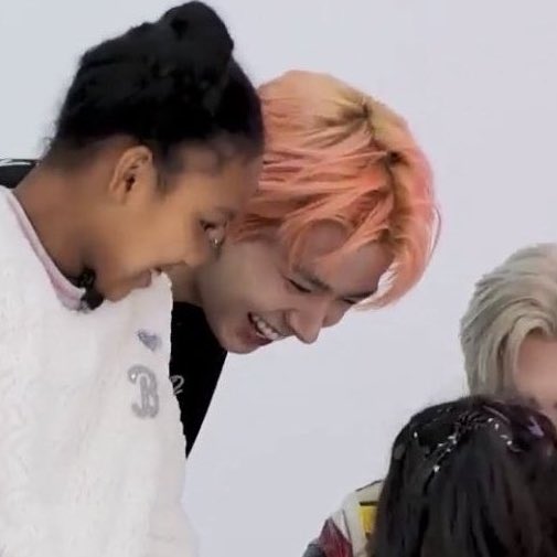 his smile with the little girl 🥺 #희승 #HEESEUNG