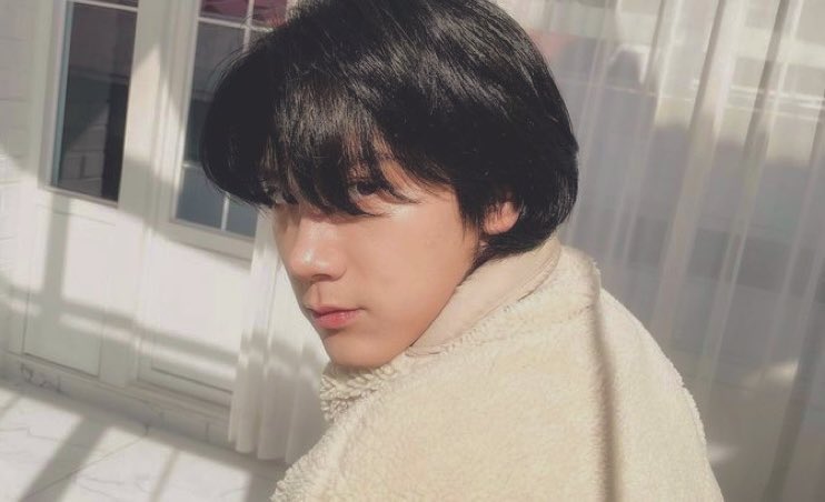 10VESlCK's tweet photo. — Art of Loving ♡

Under the pen name NAYU, Nakamoto Yuta is considered the best romance author of the season… But he doesn’t believe in love.

Unmotivated to work on his next book, he looks for inspiration, finding instead his #1 hater, a love expert, and a friend– all in one. https://t.co/CXWvewd90S