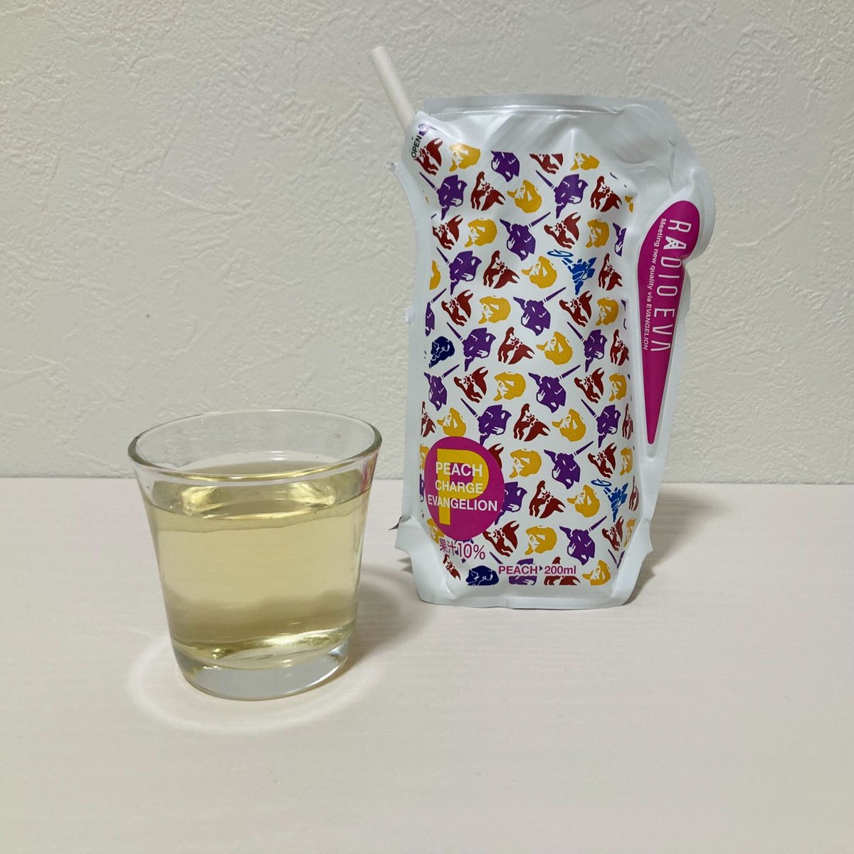 ecobeveofficial's tweet image. ▶ピーチ
豊かな甘みと風味を備え、果汁たっぷりな桃をそのままかじった様な味わいのピーチ味。夏を感じさせる爽やかな口触りも魅力です。

▶パッケージ
RADIO EVAオリジナルデザインによるエヴァンゲリオンの各機体を落とし込んだモノグラム柄。

#ecolean
ecobeve.net/products/ecole…