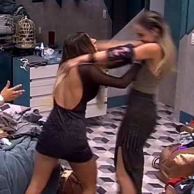 euosodrac's tweet photo. Ana Paula e Hariany foram expulsa por bem menos em.. Maria agrediu sim! #BBB22 https://t.co/4l9HIcYxme