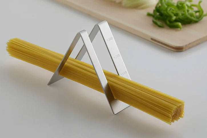 穴に通さなくてもいい！置くだけで量れるパスタメジャー！