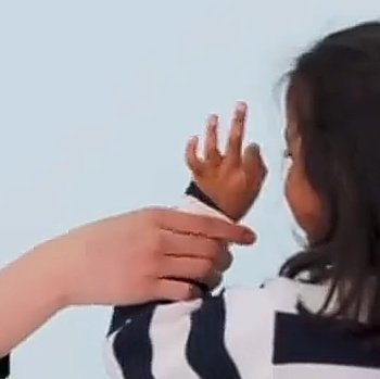 heeseungable's tweet photo. heeseung holding her hand in the tiniest way possible ಥ﹏ಥ https://t.co/bHrHU0ZtT7