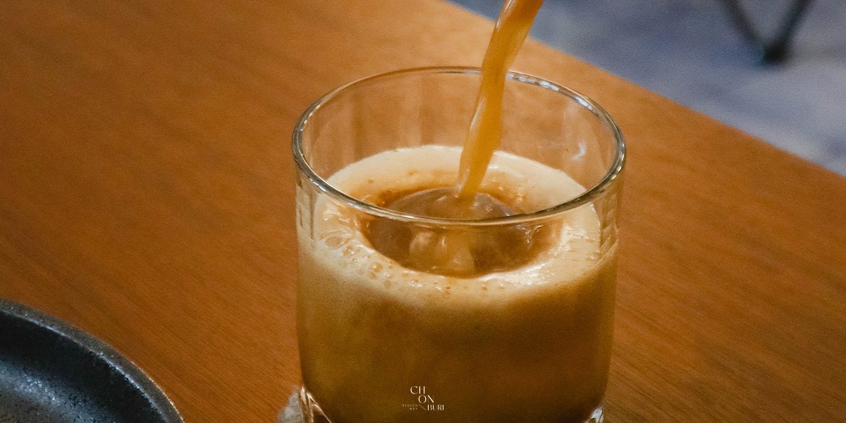 Reasonswhy2021's tweet photo. Hobb - Home of Breuuboy คาเฟ่สุดมินิมอลแบบ Slow Bar ที่ศรีราชา ร้านน่ารักมากก เมนูเยอะ Muffin อร่อยเว่อร์ เห็นเฟอร์ริเจอร์ในร้านเก๋คือเจ้าของออกแบบเองแถมมีขายด้วยน้า สายคาเฟ่ต้องตำ! @Kin24hrs @aroii @CafeStoryTH  #รีวิวคาเฟ่ #คาเฟ่ชลบุรี 💙🤍 https://t.co/dMRuimMn0R