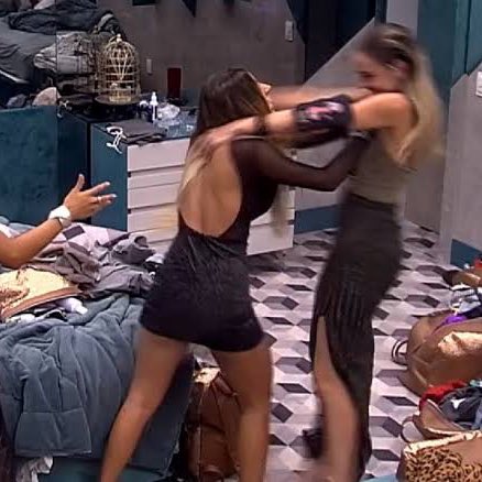 euosodrac's tweet photo. No BBB 19 Hariany foi expulsa por empurrar sua “melhor amiga” bebada e não deram oportunidade para a Paula se justificar e dizer se sentiu ou não agredida.. Palhaçada viu? Maria merece expulsão sim! #BBB22 https://t.co/tIib71XWw1