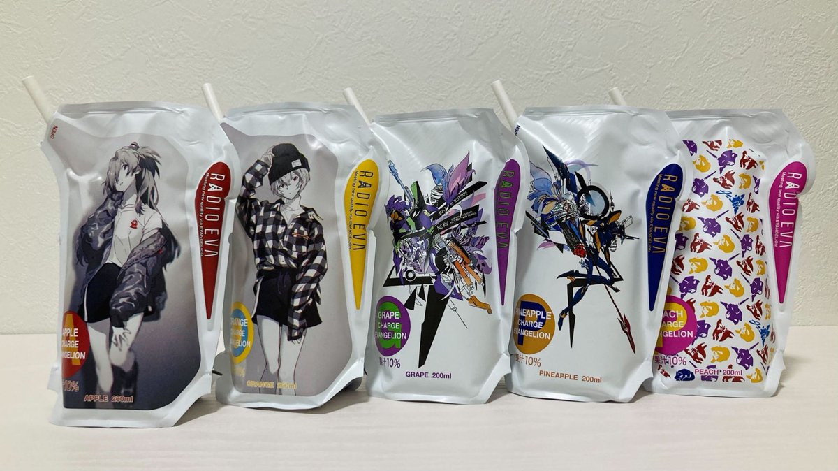 ecobeveofficial's tweet image. 「RADIO EVA」と次世代超軽量パック「エコリーン」のコラボしたドリンクは全部で5種のパッケージ！
味もそれぞれ違い、左からアップル、オレンジ、グレープ、パイナップル、ピーチのジュースとなります。
#RADIOEVA #ECOBEVE #ecolean

ecobeve.net