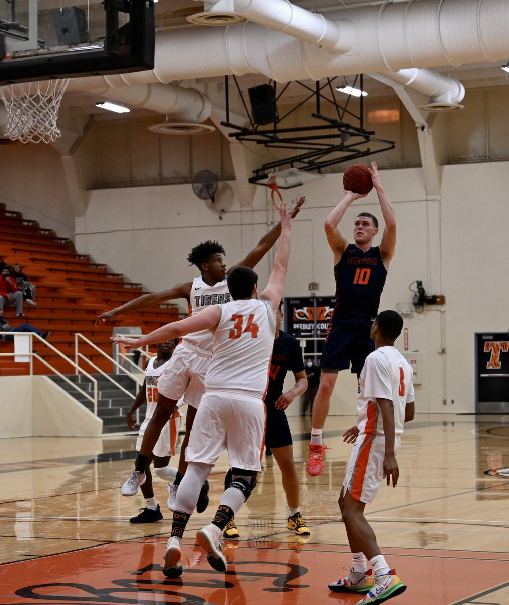 Great win tonight at Reedley. 108-61. Next stop WHL on Friday. Go GIANTS 🏀💙🧡<a href="/COSAthletics/">COS Athletics</a> <a href="/COSMBB/">College of the Sequoias Men’s Basketball</a>