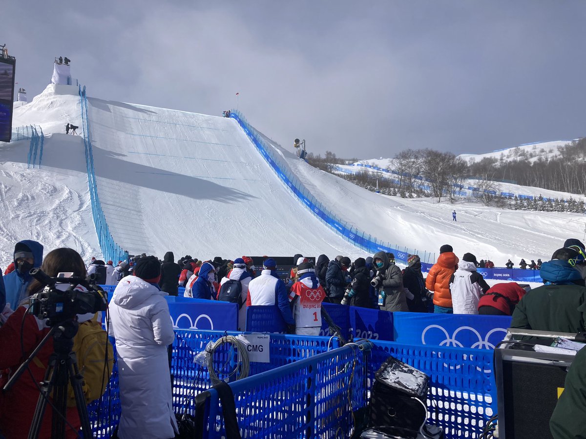 SebDuval's tweet image. Pas de médaille en slopestyle pour Tess Ledeux, inconsolable dans l’aire d’arrivée #Beijing2022