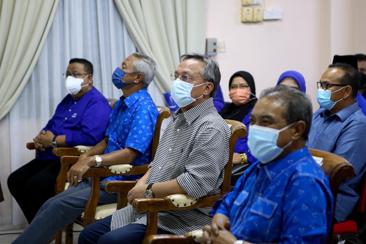 Hasni_Johor's tweet photo. Terima kasih kepada Pengerusi Badan Perhubungan UMNO Negeri Kedah, Datuk Seri Jamil Khir Baharom dan barisan kepimpinannya yang sudi bertandang ke Rumah UMNO Pontian, malam tadi.

1/3 https://t.co/QCiMxrA69X