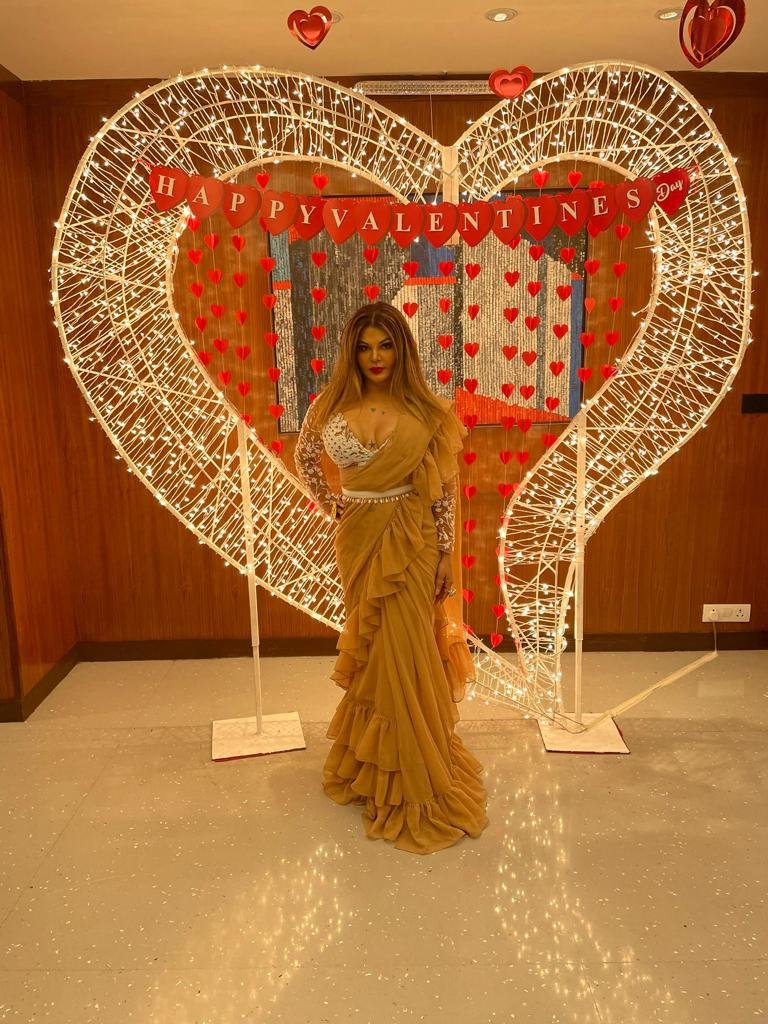 E24bollynews's tweet photo. #RakhiSawant won an award at the Aarvee entertainment awards last night. The mega entertainer turned up for the event in a peach dress and she was all things adorable.
#RakhiSawant #Aarvee #AarveeEntertainmnet #Awards https://t.co/lkADvlGVyo