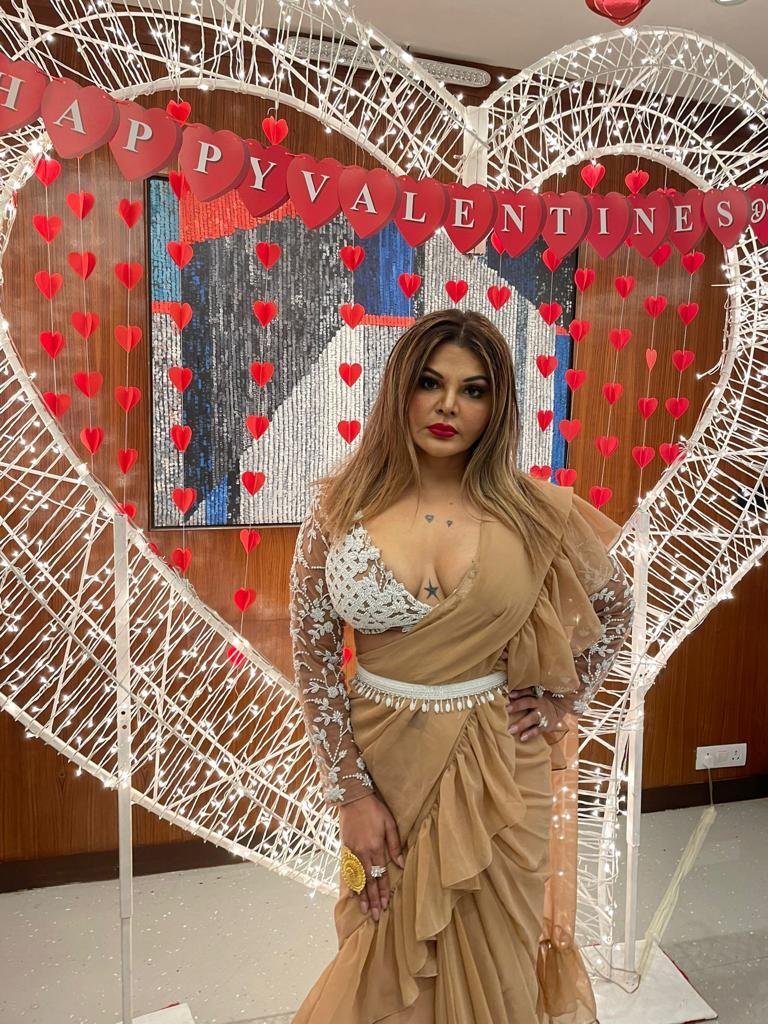 E24bollynews's tweet photo. #RakhiSawant won an award at the Aarvee entertainment awards last night. The mega entertainer turned up for the event in a peach dress and she was all things adorable.
#RakhiSawant #Aarvee #AarveeEntertainmnet #Awards https://t.co/lkADvlGVyo