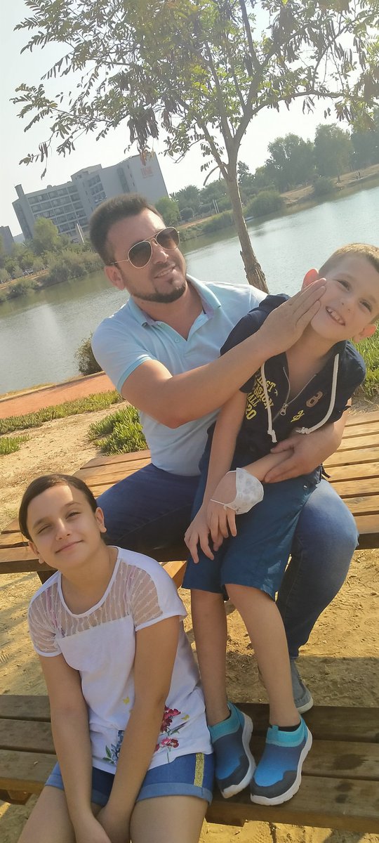 herkes çıkar peşinde biraz empati biraz iyi niyet dünyayı değiştirebilir.reklam yerine bilim ve sanatın seffafligini paylaşın insanları tüketmeye değil üretmeye teşvik edin gelecegi güvenli ellere bırakın .bırakın cocuklarimiz yönetsin .çocuklarımdan aldığım ilham ve aşkla..